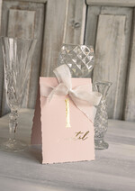 Numery na stół Glamour numerki na stół weselny, usadzenie gości numery na stół weselny, złote klasyczne i eleganckie numery na stoły weselne, wydzierane brzegi i złote litery, dekoracje stołu weselnego5