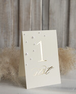 Numery na stół Glamour stojak numerek na stół weselny ecru ze złotym napisem i perełkami, złocone w stylu glamour numeracja stołów weselnych, numery na stół weselny z perełkami1