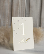 Numery na stół Glamour stojak numerek na stół weselny ecru ze złotym napisem i perełkami, złocone w stylu glamour numeracja stołów weselnych, numery na stół weselny z perełkami2