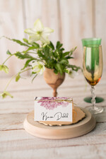 Winietki botaniczne podróżnicze  wizytówki dla gości weselnych eleganckie  winitki ślubne z piwoniami i złotym sznureczkiem1