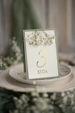 Numery na stół botaniczne podróżnicze  numery na stoły weselne i gipsówką,  suszona gipsówka na dodatkach ślubnych, rustykalne wesele numerki na stół weselny z gipsówką 1