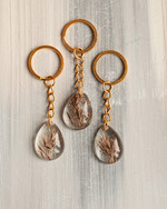 Podziękowania dla Gości Weselnych Magnesy breloki Zdrapki upominki dla gości weselnych trawa pampasowa zatopiona w żywicy, ręcznie robiony brelok do kluczy z zawieszką z żywicy, ślubne podziękowanie dla gości brelok z zatopionymi płatkami złota w żywicy3