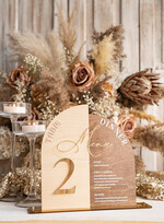 Menu rustykalne drewniane menu na stół weselny, rustykalne menu na stol weselny, złote napisy na menu weselnym, drewniana karta dań, rustykalna karta dan, zestaw menu i numerek na stół 8