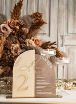 Menu rustykalne drewniane menu na stół weselny, rustykalne menu na stol weselny, złote napisy na menu weselnym, drewniana karta dań, rustykalna karta dan, zestaw menu i numerek na stół 10