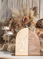 Menu rustykalne drewniane menu na stół weselny, rustykalne menu na stol weselny, złote napisy na menu weselnym, drewniana karta dań, rustykalna karta dan, zestaw menu i numerek na stół 3