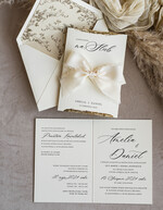 Zaproszenia ślubne Minimalistyczne kremowe Zaproszenia Ślubne Minimalistyczne Zaproszenia na Ślub Eleganckie zaproszenia ślubne z szyfonową lub satynową kokardą, eleganckie zaproszenia ślubne z płatkami złota 0