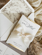 Zaproszenia ślubne Minimalistyczne kremowe Zaproszenia Ślubne Minimalistyczne Zaproszenia na Ślub Eleganckie zaproszenia ślubne z szyfonową lub satynową kokardą, eleganckie zaproszenia ślubne z płatkami złota 8