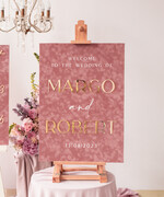 Plany stołów Glamour welurowe powitanie i usadzenie gości plan stołów weselnych, złote napisy na ramie, welurowa rama powitanie na weselu, elegancka tablica powitalna na weselu0