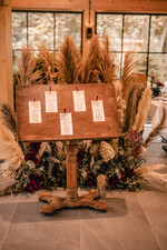 Plany stołów Glamour welurowe plan stołów w formie pojedynczych kart złocone litery elegancki plan stołów, plan usadzenia gości weselnych, jedna karta planu usadzenia gości1