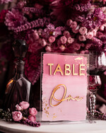 Numery na stół Akryl numerki na stół weselny, akrylowe numery na stół weselny, złoty numerek na stoły weselne, numeracja stolow na weselu, eleganckie numerki na stol weselny4