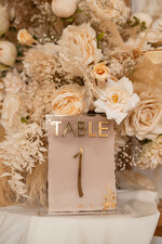 Numery na stół Akryl malowane numerki na stół weselny, beżowe akrylowe numery na stół weselny, złote numerki na stoły weselne, numeracja stolow na weselu, eleganckie numerki na stol weselny0