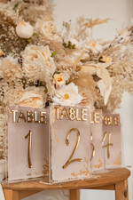 Numery na stół Akryl malowane numerki na stół weselny, beżowe akrylowe numery na stół weselny, złote numerki na stoły weselne, numeracja stolow na weselu, eleganckie numerki na stol weselny6