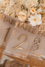 Numery na stół Akryl malowane numerki na stół weselny, beżowe akrylowe numery na stół weselny, złote numerki na stoły weselne, numeracja stolow na weselu, eleganckie numerki na stol weselny2