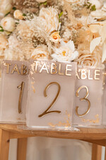 Numery na stół Akryl malowane numerki na stół weselny, beżowe akrylowe numery na stół weselny, złote numerki na stoły weselne, numeracja stolow na weselu, eleganckie numerki na stol weselny1