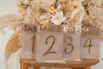 Numery na stół Akryl malowane numerki na stół weselny, beżowe akrylowe numery na stół weselny, złote numerki na stoły weselne, numeracja stolow na weselu, eleganckie numerki na stol weselny5