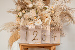 Numery na stół Akryl malowane numerki na stół weselny, beżowe akrylowe numery na stół weselny, złote numerki na stoły weselne, numeracja stolow na weselu, eleganckie numerki na stol weselny4