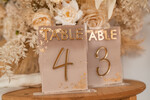 Numery na stół Akryl malowane numerki na stół weselny, beżowe akrylowe numery na stół weselny, złote numerki na stoły weselne, numeracja stolow na weselu, eleganckie numerki na stol weselny13