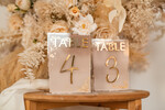 Numery na stół Akryl malowane numerki na stół weselny, beżowe akrylowe numery na stół weselny, złote numerki na stoły weselne, numeracja stolow na weselu, eleganckie numerki na stol weselny12