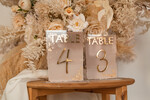Numery na stół Akryl malowane numerki na stół weselny, beżowe akrylowe numery na stół weselny, złote numerki na stoły weselne, numeracja stolow na weselu, eleganckie numerki na stol weselny11