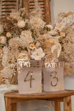 Numery na stół Akryl malowane numerki na stół weselny, beżowe akrylowe numery na stół weselny, złote numerki na stoły weselne, numeracja stolow na weselu, eleganckie numerki na stol weselny3