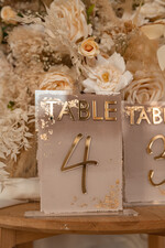 Numery na stół Akryl malowane numerki na stół weselny, beżowe akrylowe numery na stół weselny, złote numerki na stoły weselne, numeracja stolow na weselu, eleganckie numerki na stol weselny9