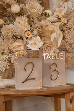 Numery na stół Akryl malowane numerki na stół weselny, beżowe akrylowe numery na stół weselny, złote numerki na stoły weselne, numeracja stolow na weselu, eleganckie numerki na stol weselny8