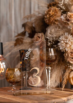 Numery na stół Akryl eleganckie numerki na stół weselny, akrylowe numery na stół weselny, złote numerki na stoły weselne, numeracja stolow na weselu, numerki na stol weselny glamour5