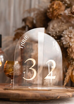 Numery na stół Akryl eleganckie numerki na stół weselny, akrylowe numery na stół weselny, złote numerki na stoły weselne, numeracja stolow na weselu, numerki na stol weselny glamour1