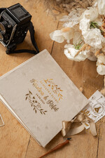 Księgi wpisów gości welurowe album ślubny personalizowany i księga gości weselnych w jednym, księga wpisów gości cappuccino złote napisy 6