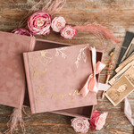 Księgi wpisów gości welurowe welurowa, aksamitna księga gości z pudełkiem, złote napisy na okładce, księga pamiątkowa na wesele i wpisy gosci weselnych4