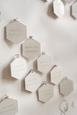 Plany stołów plakat z brelokami tablica z planem stołów na wesele plan stołów weselnych5