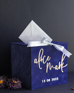 Pudełko na koperty  glamour Granatowa welurowa kopertówka ze złotymi napisami, granatowy cieniowany welur, pudełko na koperty złote napisy, kopertowka z weluru w stylu glamour5