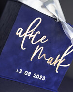 Pudełko na koperty  glamour Granatowa welurowa kopertówka ze złotymi napisami, granatowy cieniowany welur, pudełko na koperty złote napisy, kopertowka z weluru w stylu glamour4