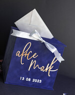 Pudełko na koperty  glamour Granatowa welurowa kopertówka ze złotymi napisami, granatowy cieniowany welur, pudełko na koperty złote napisy, kopertowka z weluru w stylu glamour2