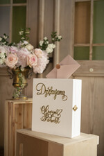 Pudełko na koperty  glamour ślubna biała skrzynka na koperty personalizowana błyszczące złote litery1