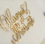 Pudełko na koperty  glamour ślubna biała skrzynka na koperty personalizowana błyszczące złote litery2