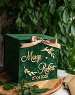 Pudełko na koperty  glamour Personalizowana zielona welurowa kopertówka ze złotymi napisami, zielony cieniowany welur, pudełko na koperty, pomysł na pudełko na pieniądze podczas wesela0