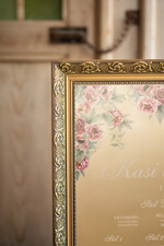 Plany stołów złote na lustrze  złoty plan stłów na lustrze usadzenie gości na weselu złota ozdobna rama powitanie gości 2