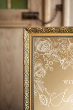 Plany stołów złote na lustrze  złota tablica plan stołow na lustrze usadzenie gości na weselu złota ozdobna rama powitanie gości weselnych1