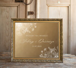 Plany stołów złote na lustrze  złota tablica witamy na weselu białe napisy i grafika na złotym lustrze w ozdobnej ramie wasze imiona i data 0