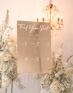 Plany stołów złote na lustrze  Złoty plan usadzenia gości, plan stołów na weselu złote lustro, plan stolow glamour, złota plansza weselna, plan usadzenia gosci na weselu na zlotym lustrze 0