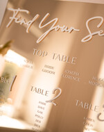 Plany stołów złote na lustrze  Złoty plan usadzenia gości, plan stołów na weselu złote lustro, plan stolow glamour, złota plansza weselna, plan usadzenia gosci na weselu na zlotym lustrze 3