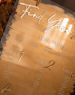 Plany stołów na pleksie - akryl plansza powitanie gości i plan stołów w jednym, akrylowy plan stołów, nowoczesna plansza usadzenia gości, plan stołów w stylu glamour4