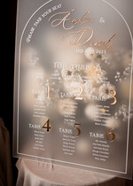 Plany stołów na pleksie - akryl Satynowa Tablica Plan stołów glamour, elegancki plan stołów ze złotymi literami, plan usadzenia gości na weselu plansza powitalna na satynowej pleksie13