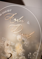 Plany stołów na pleksie - akryl Satynowa Tablica Plan stołów glamour, elegancki plan stołów ze złotymi literami, plan usadzenia gości na weselu plansza powitalna na satynowej pleksie2