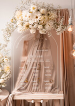 Plany stołów na pleksie - akryl Satynowa Tablica Plan stołów glamour, elegancki plan stołów ze złotymi literami, plan usadzenia gości na weselu plansza powitalna na satynowej pleksie1