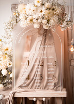 Plany stołów na pleksie - akryl Satynowa Tablica Plan stołów glamour, elegancki plan stołów ze złotymi literami, plan usadzenia gości na weselu plansza powitalna na satynowej pleksie6