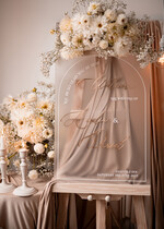 Plany stołów na pleksie - akryl Tablica powitalna slubna glamour, elegancka powitalna plansza ze złotymi literami, rama powitanie na weselu plansza powitalna na pleksie ze zlotymi literami0