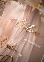 Plany stołów na pleksie - akryl Tablica powitalna slubna glamour, elegancka powitalna plansza ze złotymi literami, rama powitanie na weselu plansza powitalna na pleksie ze zlotymi literami2