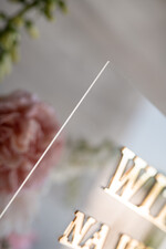 Plany stołów na pleksie - akryl Akrylowa tablica z powitaniem gości na weselu złote napisy lustrzane Plansza - witamy na weselu - Powitalna tablica weselna lustrzane Imiona3